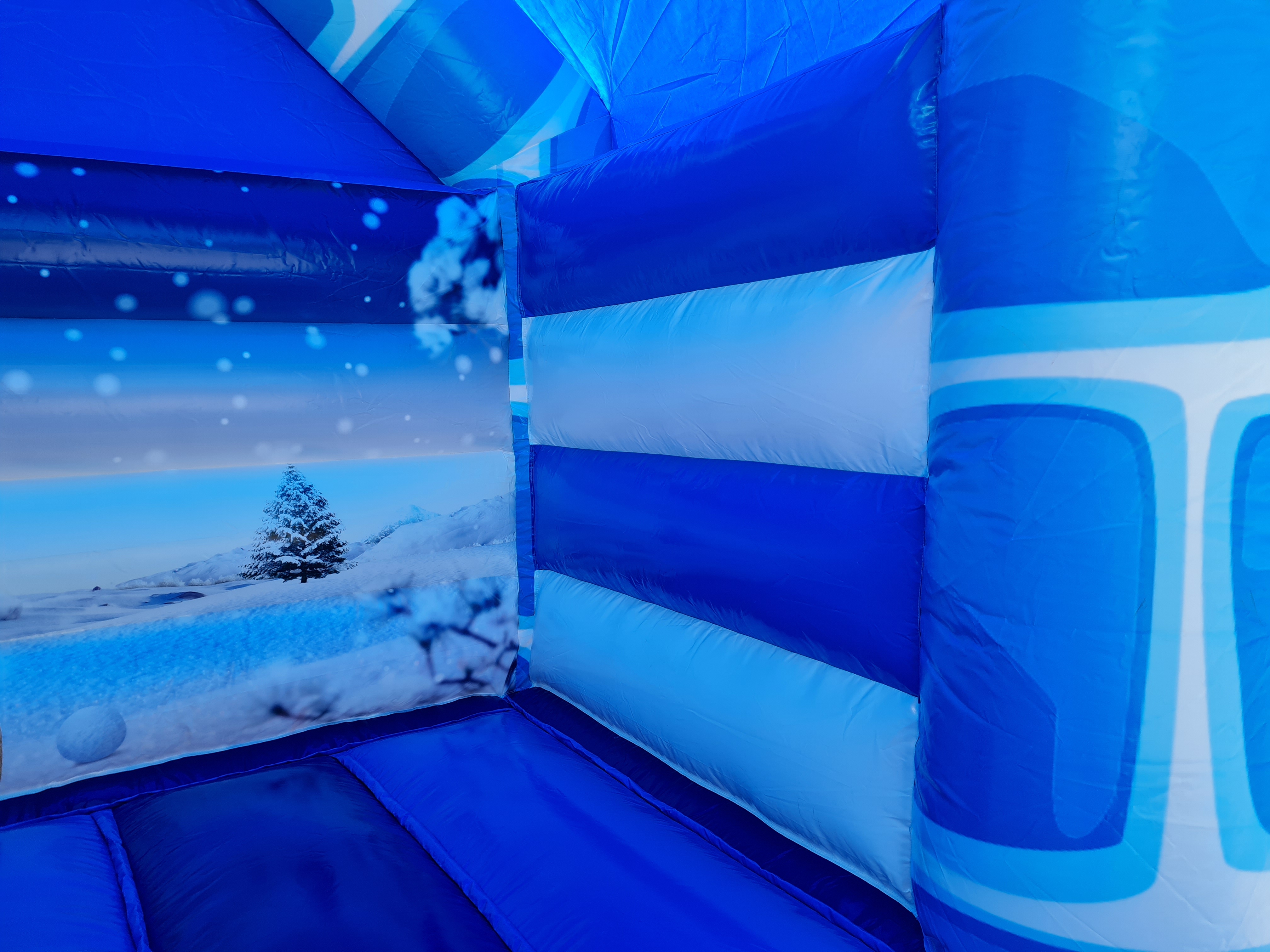 Springkussen 5x4 m - IJsbeer met glijbaan voor