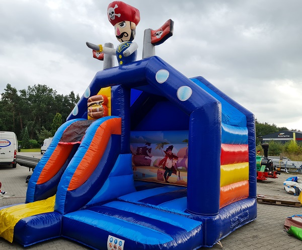 Springkussen Piraat met glijbaan en dak - 5x4m